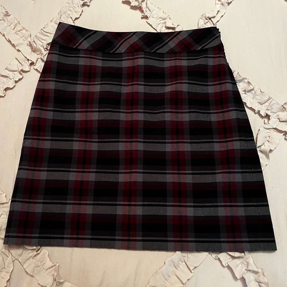LOFT/women’s Black and Burgundy Plaid Mini Skirt size 0